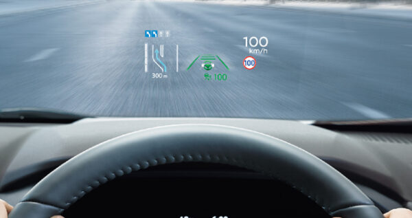 ▲運転中に必要な情報を目線の先に見やすく表示する10.8インチの大型ヘッドアップディスプレイを設定