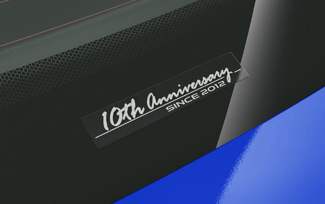 ▲バックガラスに“10th anniversary SINCE 2012”と記した10周年記念ステッカーを貼付