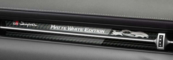 ▲助手席前に“Matte White Edition”カーボンオーナメントを特別装備