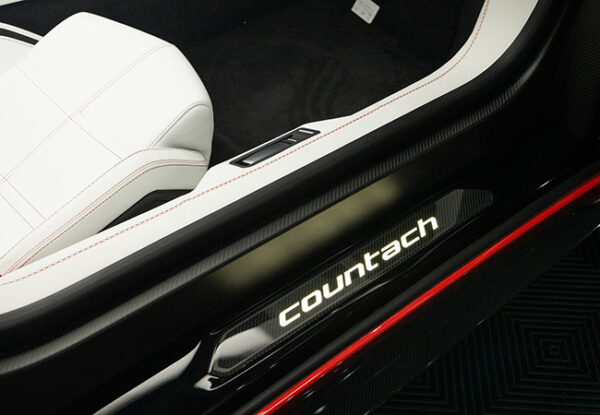 室内各部に「Coutach」の車名が入る