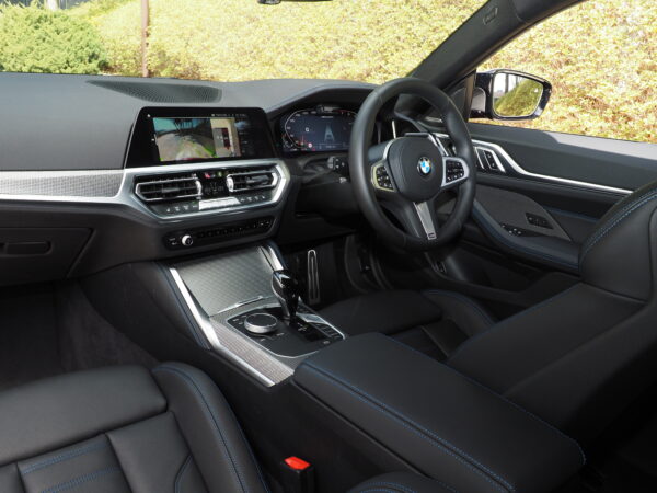 インパネは最新BMW共通イメージ　リアルアルミパネルを用いた上質な作り