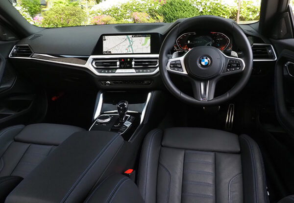 インパネは最新BMW共通イメージ　3シリーズとほぼ同様　中央にナビ内蔵10.25インチワイドディスプレイを装備　本革ステアリングはグリップ部が太いスポーツ形状