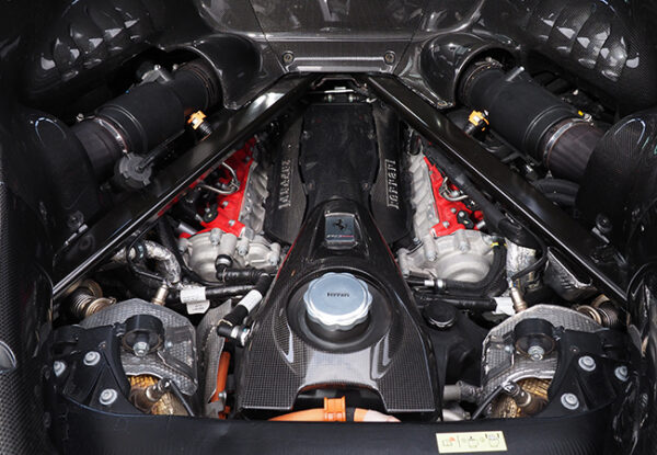 リアミッドに搭載するエンジンは3990cc・V8DOHC32Vツインターボ（F154A型） 　780ps／7500rpm　800Nm／6000rpm　新開発8速DCTとの相乗効果で圧倒的な低重心を実現　モーターを含めたシステム最高出力は1000psを誇る
