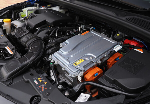 1597cc直4DOHC16V（91ps／144Nm）＋モーター（49ps／208Nm）＋サブモーター（20ps／50Nm）で構成　システム総合出力は140psに達する