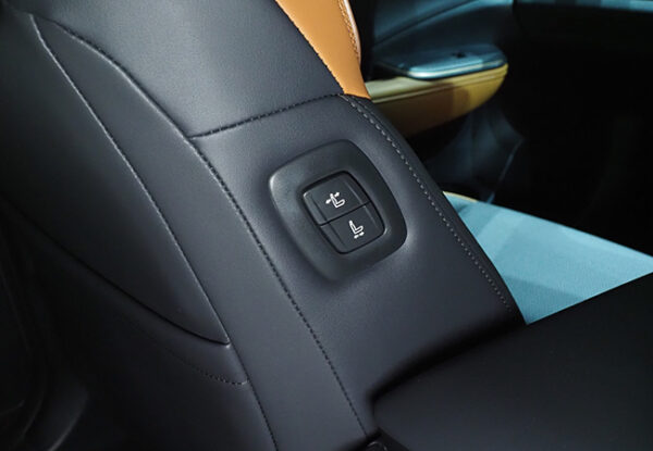 運転席から助手席を調節できるスイッチは上級車に標準