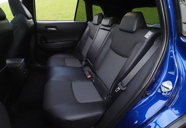 Zはスポーティシート装着　運転席は電動調節式　後席にはリクライニング機能を内蔵　着座ポジションは前後ともアップライト　室内長1805mm