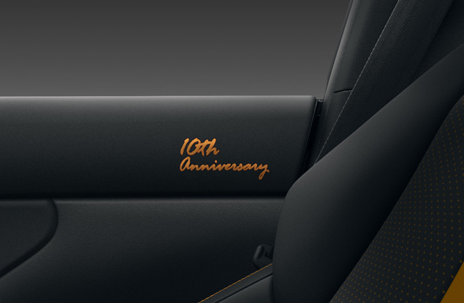 ▲“10th anniversary”と刻印した10周年記念刺繍を運転席・助手席ショルダーパッドに配備