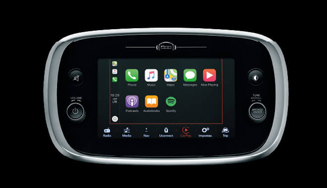 ▲7インチタッチパネルモニター付Uconnect（Apple CarPlay／Android Auto対応）を装備