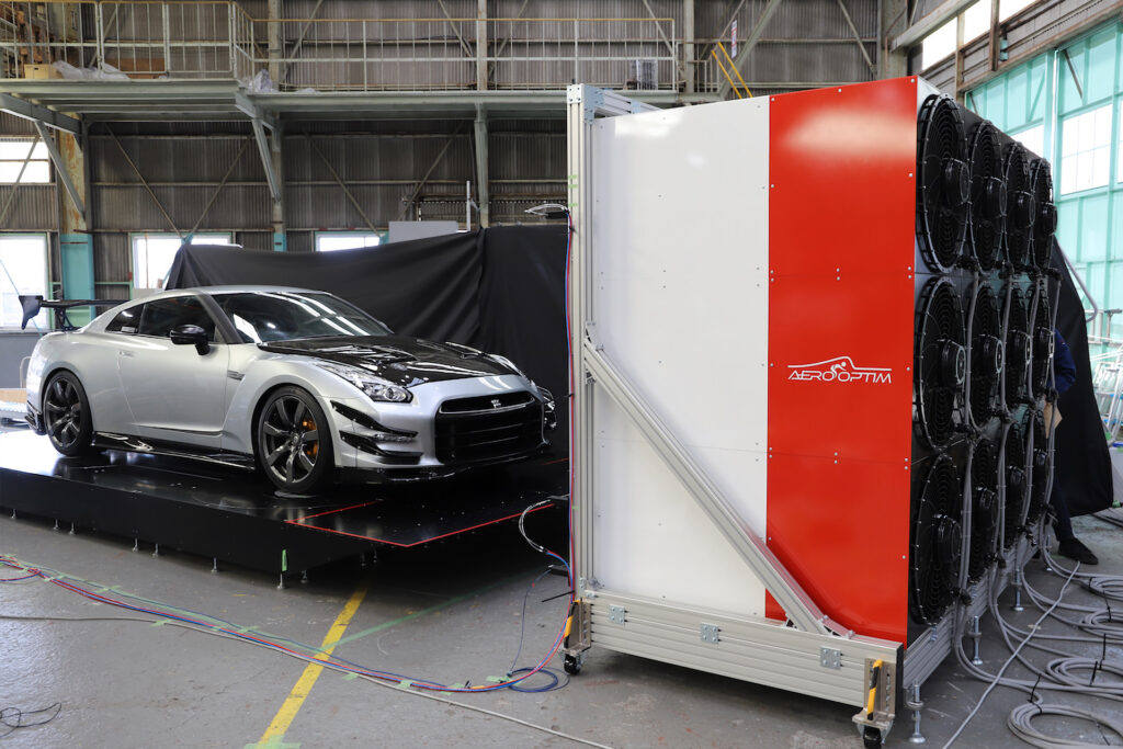 日産GT-Rが自動車用コンパクト風洞システムを利用している写真