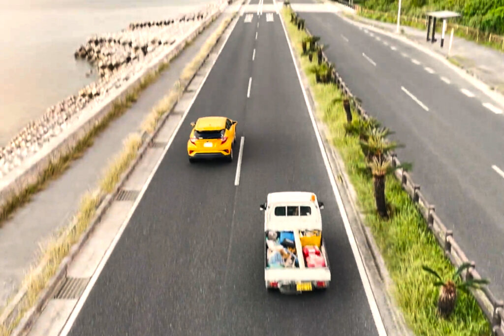 トヨタのレンタカーが沖縄の道を走る写真