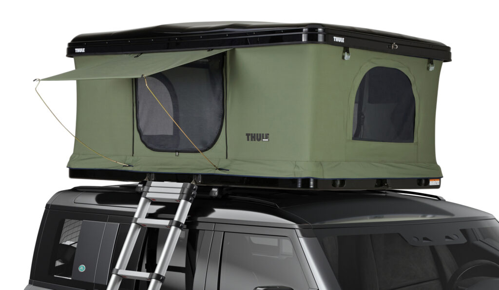 スーリーのハードシェルタイプのルーフトップテントがSUV車の天井に取り付けられて展開している写真