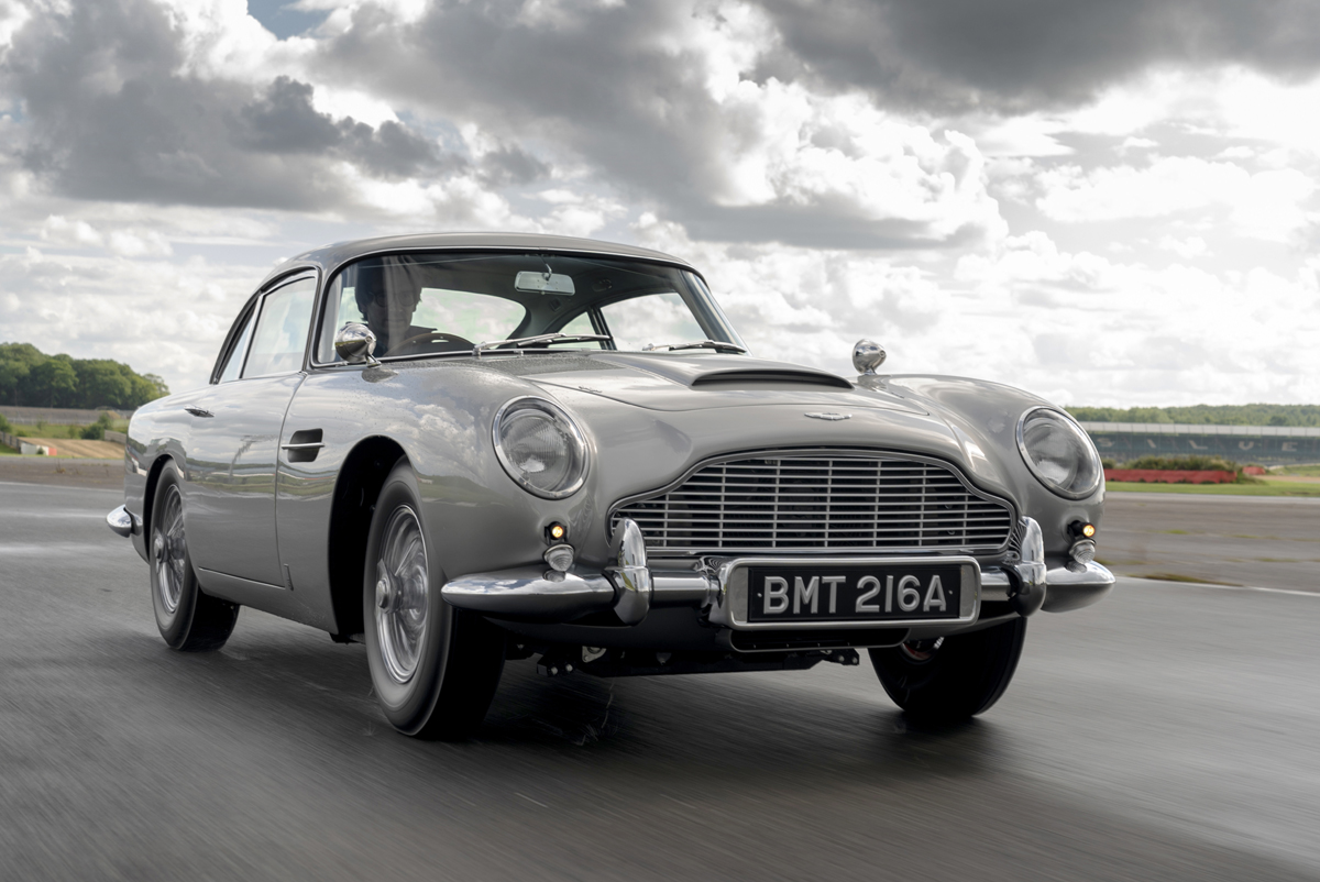 ボンドカーに仕立てたアストンマーティンDB5の新車「DB5ゴールド