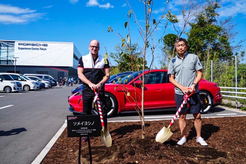 ヴィッツェンドルフ氏と渡辺木更津市長による1周年記念植樹の様子