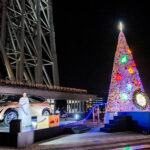 東京スカイツリータウンでのイルミネーションされたクリスマスツリーと日産アリアの写真