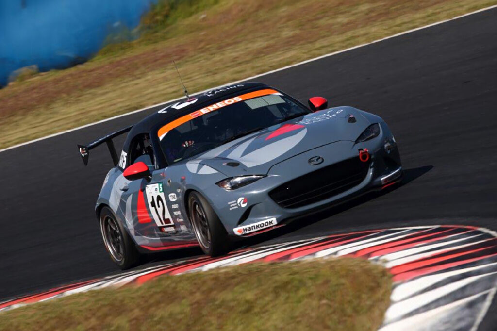 MAZDA SPIRIT RACING ROADSTERのレーシングカーがサーキットを走行する写真