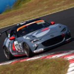 MAZDA SPIRIT RACING ROADSTERのレーシングカーがサーキットを走行する写真