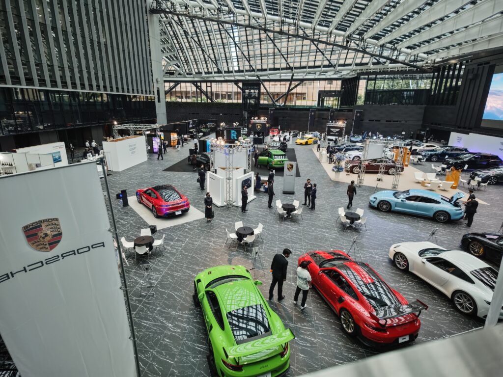 「Discover LUXURY 2022」開催イベント風景写真。新宿住友ビル三角広場にスーパーカーが並んでいる