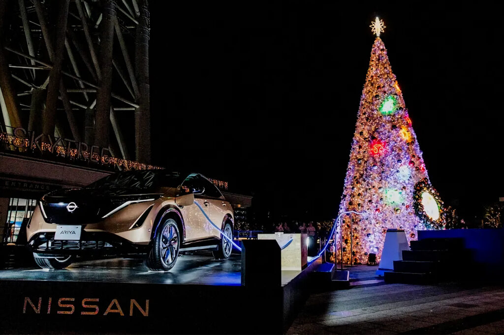 東京スカイツリータウンでのイルミネーションされたクリスマスツリーと日産アリアの写真