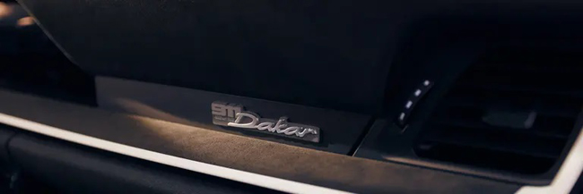 ▲シルバーの“911 Dakar”バッジとシリアルナンバー“0000/2500”を配したアルミニウム製プレートを専用装備