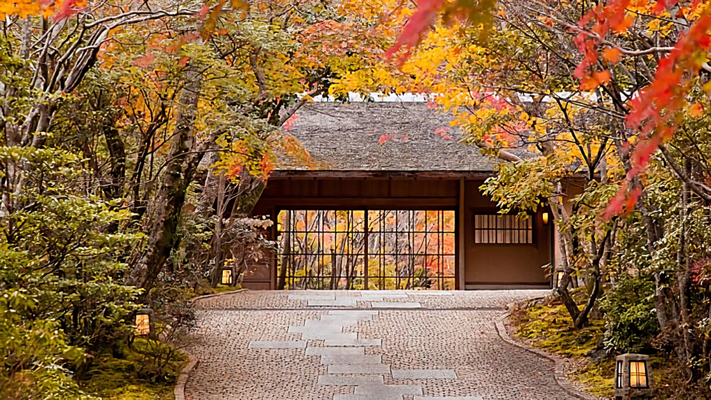 紅葉した草木の中に佇む旅亭 半水盧