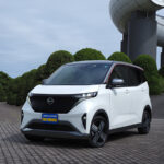 サクラはデイズをベースに内外装を専用デザインで仕上げた軽自動車規格のBEV。ラインアップはG（写真・294万300円）とX（239万9100円）、そしてビジネスユースのS（233万3100円）の３グレード。