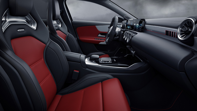▲クラシックレッド／ブラックの内装色および本革シートに、AMG Edition 55ダークアルミニウムインテリアトリム（ブラック／レッド）を配備。日本導入モデルのハンドル位置は右