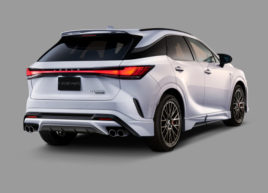 白いボディカラーのLEXUS RXの "F SPORT PARTS" が装着されたリアビューの写真