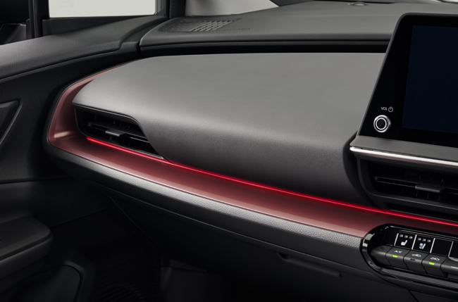 ▲インストルメントパネルにはトヨタ初採用の「イルミネーション通知システム」を設定。アンビエントライトとして室内を彩るだけでなく、トヨタセーフティセンスと連動する新機能を導入する