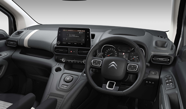 ▲8インチタッチスクリーン（Apple CarPlay／AndroidAuto対応）や左右独立調整式オートエアコン、革巻ステアリングホイール（ステアリングスイッチ付）、パドルシフトなどを標準装備。日本導入モデルのハンドル位置は右