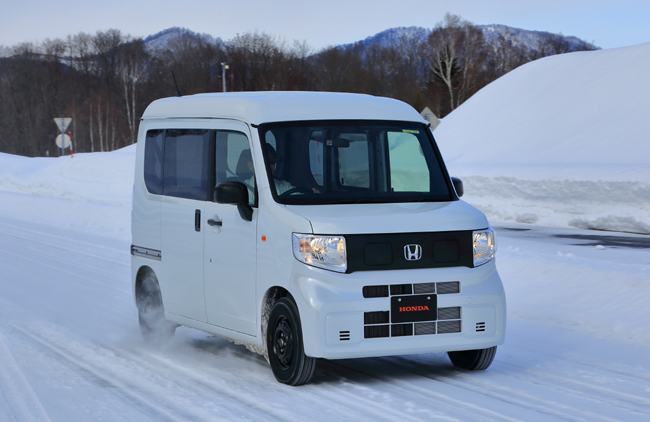 ▲新型軽商用EVは冬季の集配業務を想定した、外気温が氷点下になる寒冷地での充電・走行テストなど、様々な環境での検証も実施する