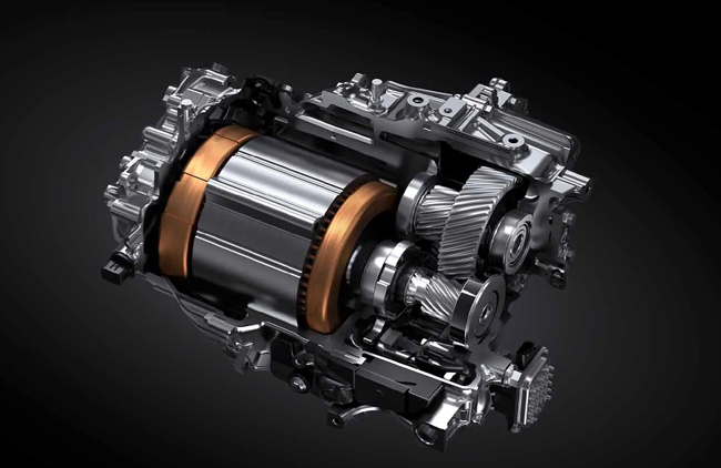 ▲軽量・コンパクトな4KM型フロントモーターは最高出力150kW／最大トルク300Nmを発生する