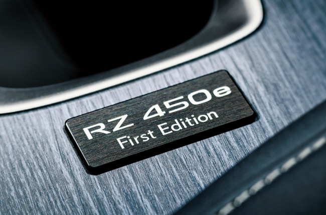 ▲センターコンソール部に“RZ450e First Edition”と刻印した専用プレートを設置