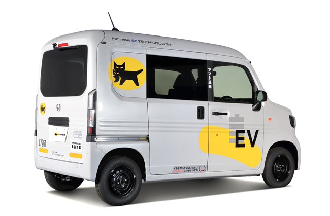 ▲ヤマト運輸のマスコットのクロネコを配した新型軽商用EVのテスト車両。ヤマト運輸が導入を進めている小型モバイル冷凍機「D-mobico」を荷室に2台搭載する