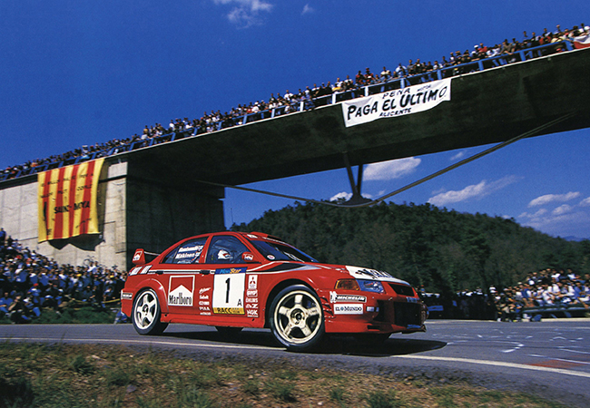 ランエボは4G63の高い実力を武器にWRCで大活躍。トミ・マキネン選手の4年連続WRCドライバーズチャンプ獲得に貢献。その速さは圧倒的だった