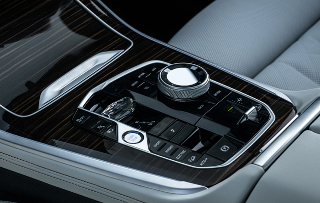 ▲BMW特有のiDriveコントローラー回りをすっきりとさせることで運転席周囲の空間を広くし、モダンな印象を付与する