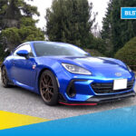 公園の駐車場にブルーのSUBARU BRZが停まっているイメージ