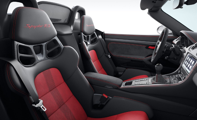 ▲シートにはカーボン織目模様仕上げのCFRP製フルバケットタイプを採用。ヘッドレスト部には“Spyder RS”ロゴを刺繡