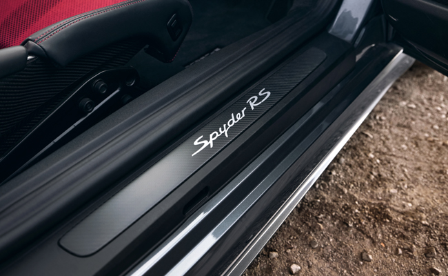 ▲“Spyder RS”ロゴを配したCFRP製ドアシルプレートを設定