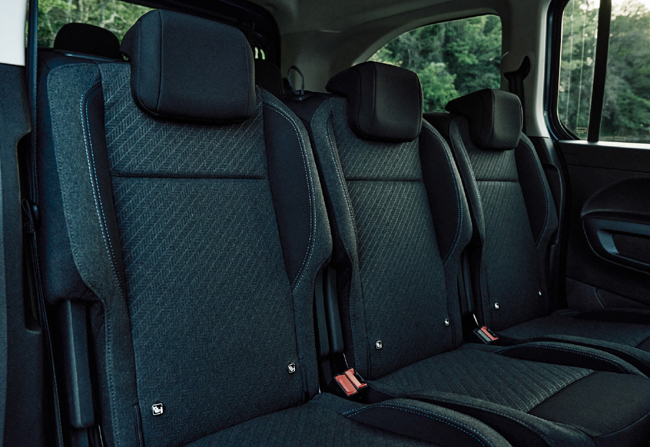 ▲後席の3座独立シートはゆったりとした座面幅を確保し、長距離ドライブでも疲れにくい設計とする