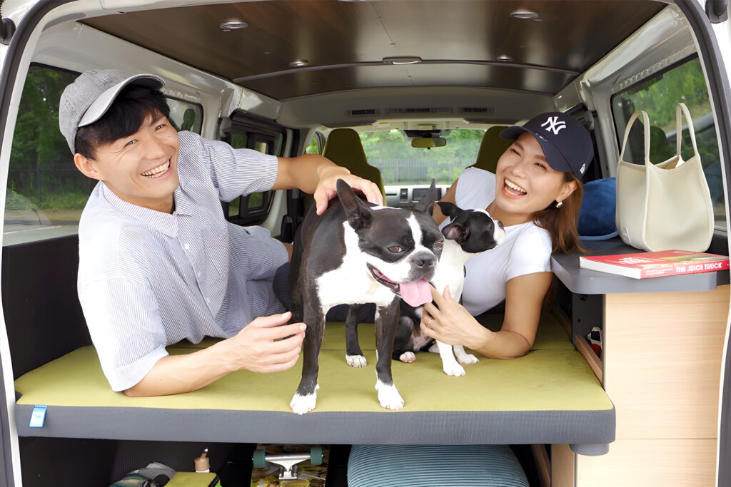 愛犬とクルマの荷室でくつろぐ様子