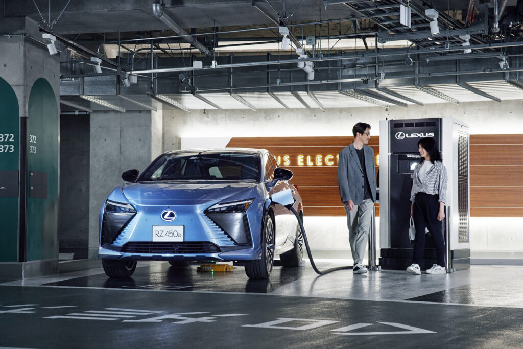 LEXUSを充電施設で充電する様子