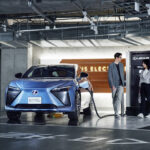 LEXUSを充電施設で充電する様子