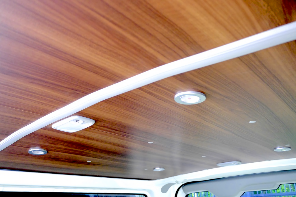 木目調ウッドパネル（天井とサイド）・LEDライト4灯（標準仕様）