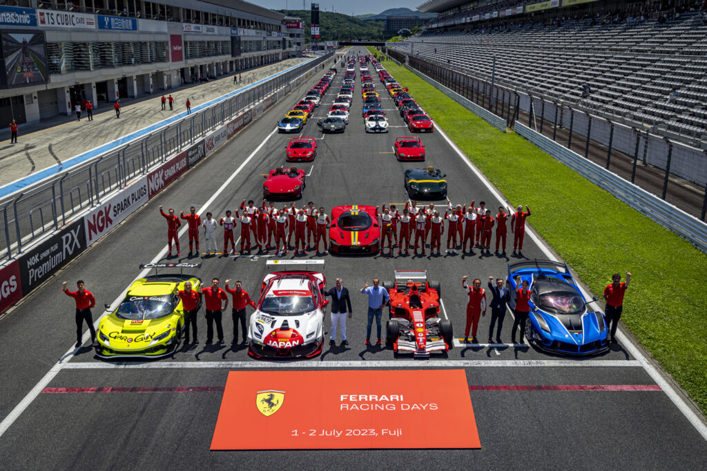 富士スピードウェイのホームストレートにフェラーリが整列しているイメージ