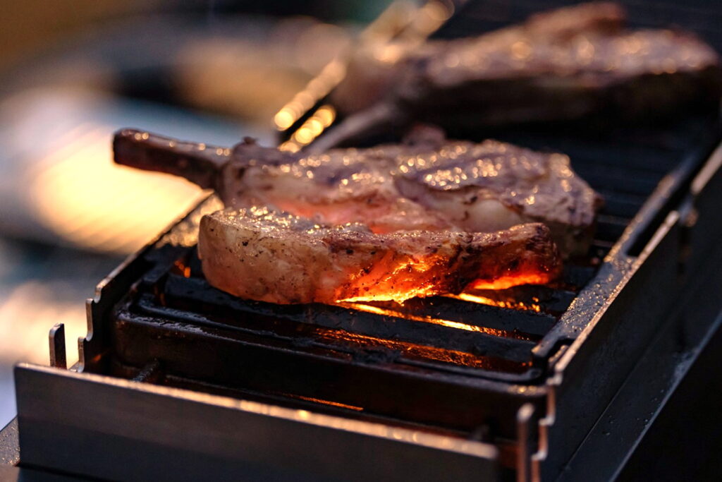 お肉を焼いてる写真。おいしそう