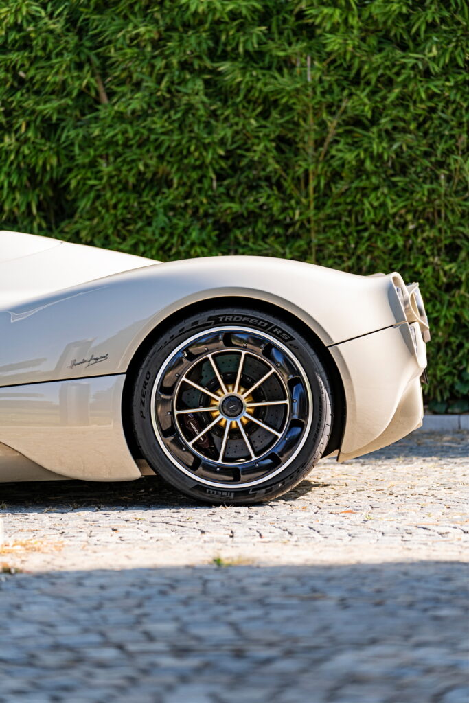 Pagani Utopiaに装着されたPirelli P Zero Trofeo RS