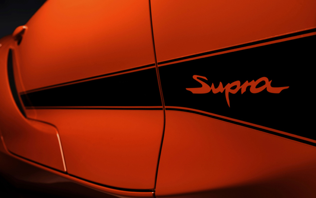 ▲“Supra”のロゴを配したブラックの専用サイドグラフィックを採用