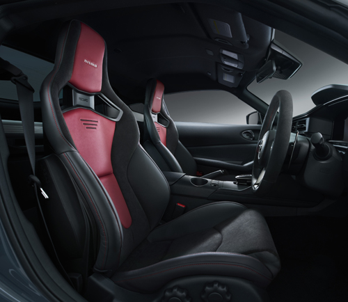 ▲シートには専用チューニングのRECARO製スポーツシート（スライド、リクライニング、運転席／助手席）を装着する