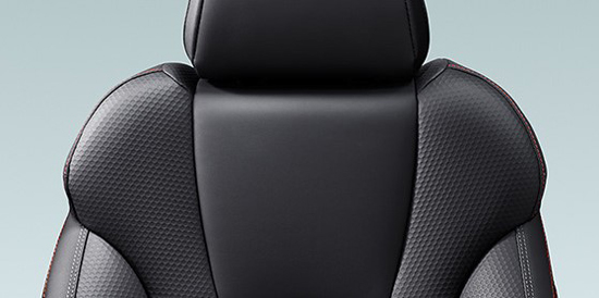 ▲X-BREAKには運転席＆助手席8ウェイパワーシートを標準で組み込む。シート表皮は撥水性ポリウレタン（レッドオレンジステッチ、タグ付）