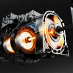 ▲ロータリーエンジンは8C-PHの型式をつけた830ccの筒内直噴式（Di）シングルローターで、11.9の圧縮比から最高出力53kW（72ps）/4500rpm、最大トルク112Nm（11.4kg・m）/4500rpmを発生する